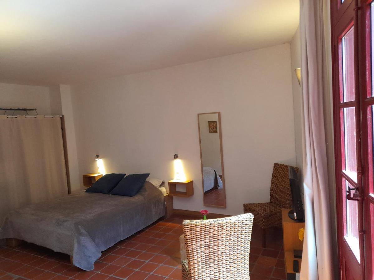 Les Studios De St Guilhem Saint-Guilhem-le-Desert Bagian luar foto