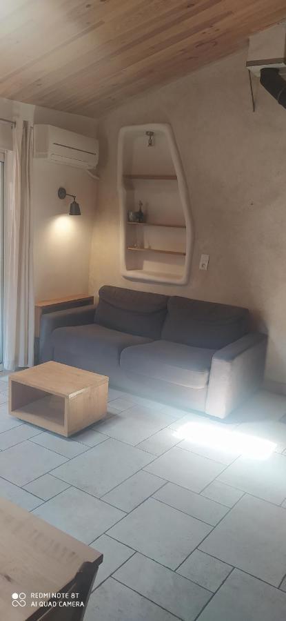 Les Studios De St Guilhem Saint-Guilhem-le-Desert Bagian luar foto