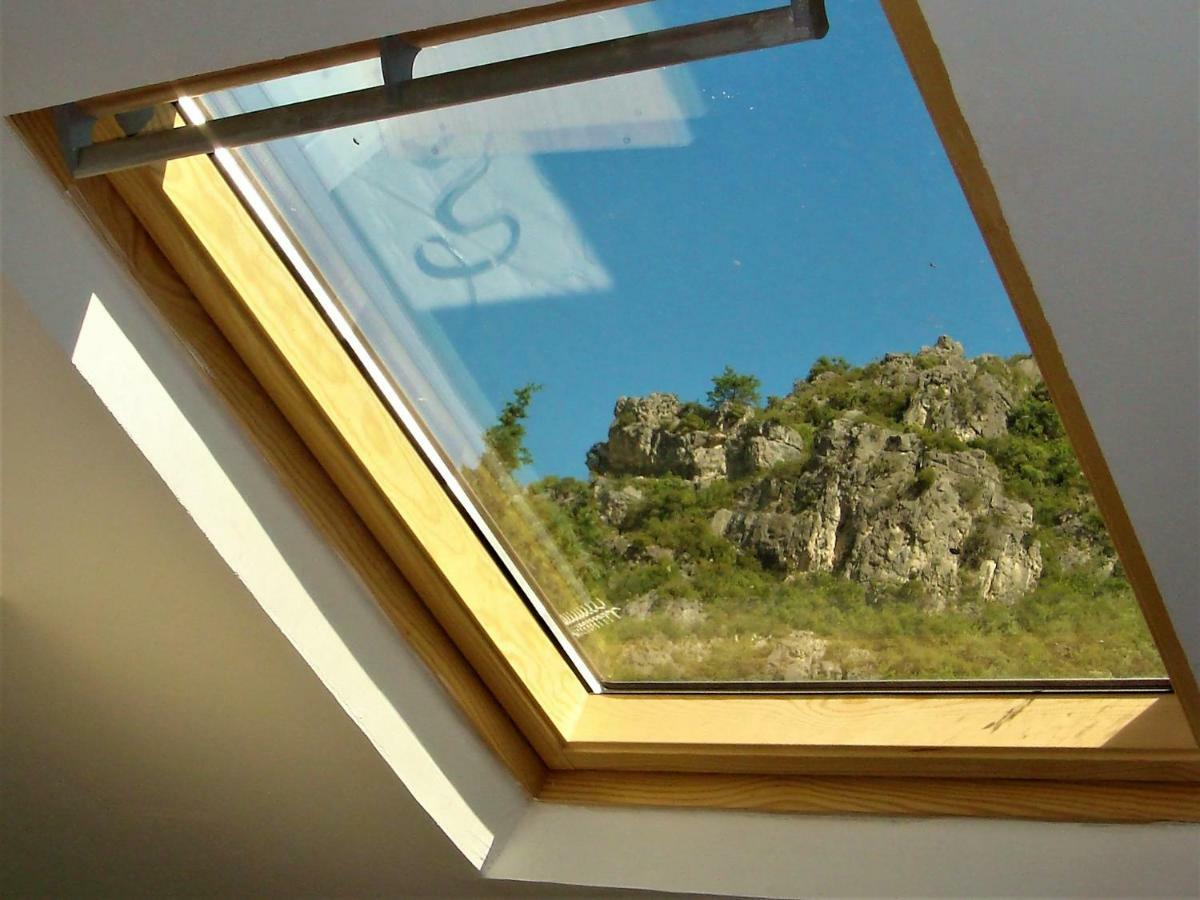 Les Studios De St Guilhem Saint-Guilhem-le-Desert Bagian luar foto