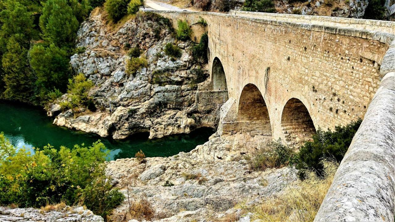 Les Studios De St Guilhem Saint-Guilhem-le-Desert Bagian luar foto