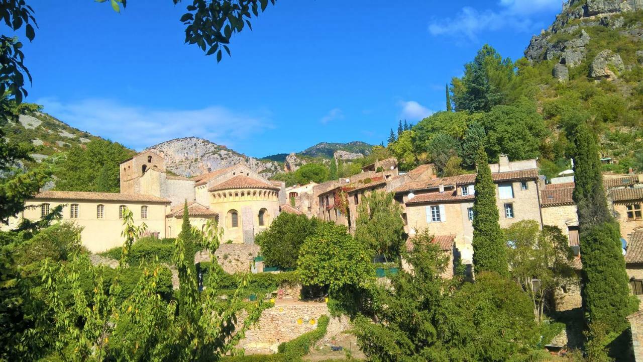 Les Studios De St Guilhem Saint-Guilhem-le-Desert Bagian luar foto
